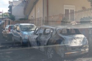 Belpasso, auto in fiamme nella notte: si sospetta l’origine dolosa