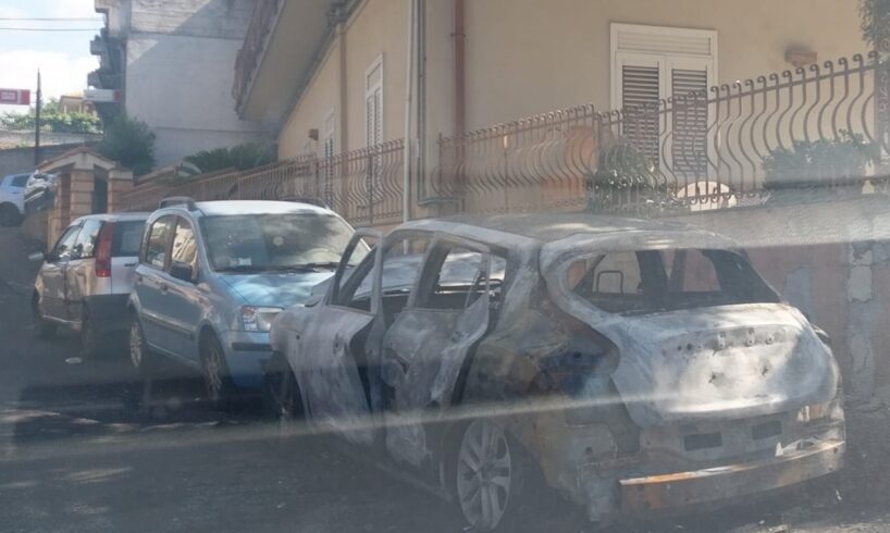 Belpasso, auto in fiamme nella notte: si sospetta l’origine dolosa