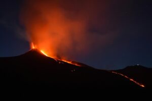 Etna in eruzione: attività stromboliana intensa e cenere, allerta rossa per il traffico aereo