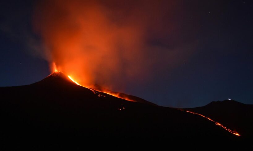 Etna in eruzione: attività stromboliana intensa e cenere, allerta rossa per il traffico aereo