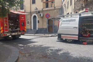 Paternó, auto urta colonnina e provoca fuga di gas: chiusa per ore via Santa Caterina