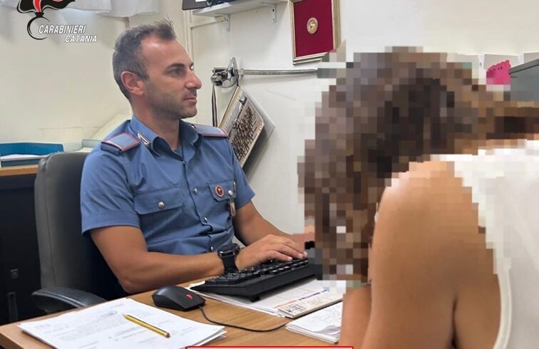 Catania, incendia casa dei genitori e minaccia di far esplodere il palazzo: denunciato 36enne