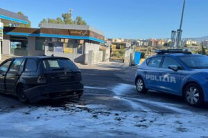 Paternò, BMW inseguita dalla Polizia si schianta contro una rotatoria: due fermati