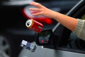 Gettare rifiuti dall’auto: multe salate, patente sospesa e persino arresto con le nuove regole