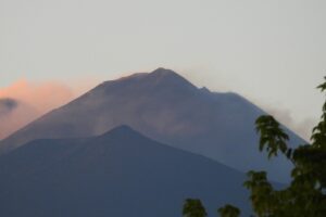 Etna, attività in calo: rallenta l’eruzione dal Cratere di Sud-Est, lava in raffreddamento