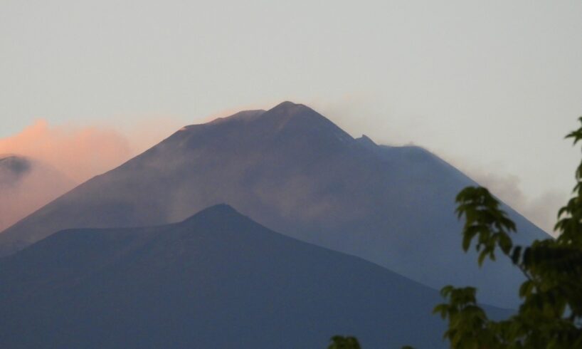 Etna, attività in calo: rallenta l’eruzione dal Cratere di Sud-Est, lava in raffreddamento