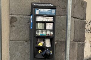 Paternò ostaggio dei vandali: colpita l’ennesima colonnina, escalation di atti incivili in pieno centro