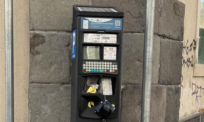 Paternò ostaggio dei vandali: colpita l’ennesima colonnina, escalation di atti incivili in pieno centro