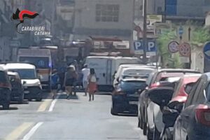 Catania, auto in fiamme in garage: 67enne salvata da due Carabinieri e un vigile del fuoco