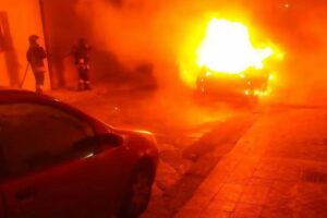 Ramacca, incendiata l’auto del comandante della Polizia locale: è il secondo atto doloso in 8 mesi