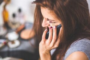 “Aiutami, siamo in pericolo”: il messaggio disperato delle turiste ungheresi porta all’arresto a Paternò di tre ventenni per violenza sessuale