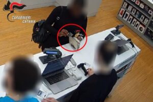 Catania, ruba un bancomat e fa acquisti: 32enne denunciata per ricettazione e uso illecito della carta