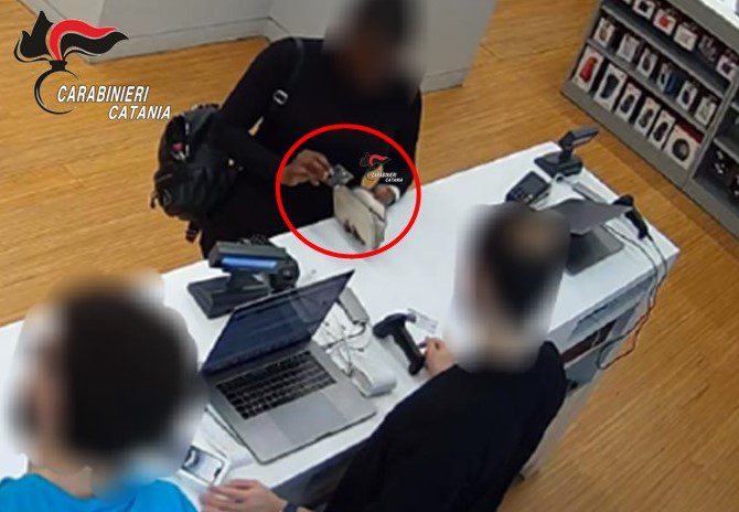 Catania, ruba un bancomat e fa acquisti: 32enne denunciata per ricettazione e uso illecito della carta