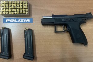 Catania, in scooter con una pistola carica alla cintura: 61enne arrestato a San Giovanni Galermo