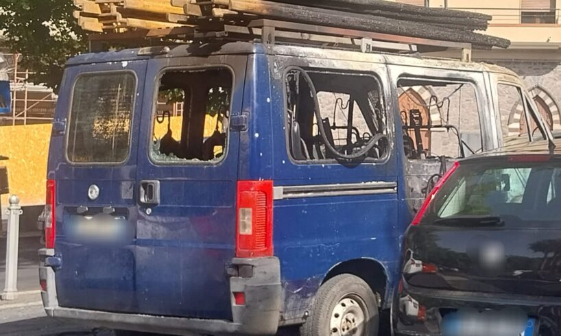 Adrano, notte di roghi: un’auto e un furgone incendiati in momenti diversi