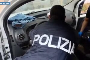 Catania, blitz contro la devianza giovanile: arresti, denunce e sequestri di droga nei quartieri a rischio (VIDEO)
