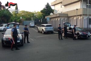 Mascalucia, controlli straordinari dei Carabinieri: posti di blocco, ispezioni nei locali e sanzioni ai ‘senza casco’