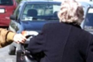 Paternò, 40enne tenta uno scippo in via Bellia: bloccato da passanti e carabinieri