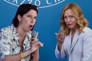 Schlein lancia la sfida: «Compatti per vincere». Meloni replica: «Noi uniti da valori, loro solo dall’ossessione»