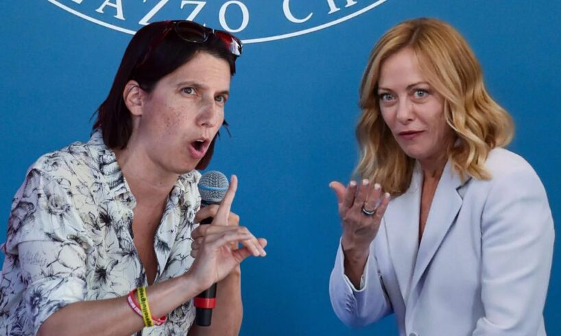 Schlein lancia la sfida: «Compatti per vincere». Meloni replica: «Noi uniti da valori, loro solo dall’ossessione»