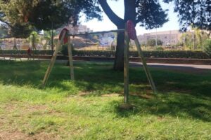 Paternò, Parco del Sole tra degrado e pericoli: monopattini e giochi rotti preoccupano residenti e famiglie