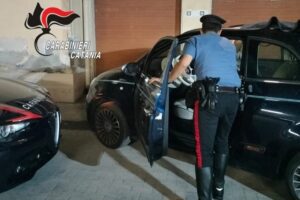 Giarre, arrestato spacciatore recidivo 43enne: in auto nascondeva panetto di 600 g di marijuana