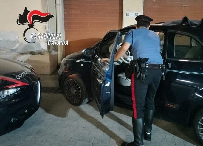 Giarre, arrestato spacciatore recidivo 43enne: in auto nascondeva panetto di 600 g di marijuana