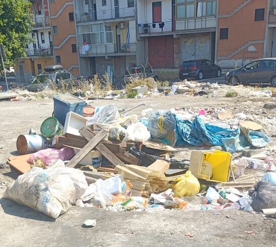 Catania, piaga dei rifiuti: oltre 500 sanzioni a "pendolari dell’immondizia" dalla provincia