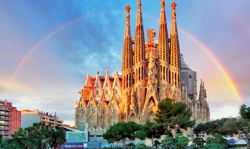 Sagrada Familia, completata la torre di Gesù: nel 2026 l’inaugurazione a 100 anni dalla morte di Gaudí