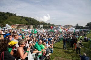 Pontida, il raduno leghista tra nostalgia e nuovi volti: lo slogan “Liberi e forti” e l’omaggio a Charlie Kirk