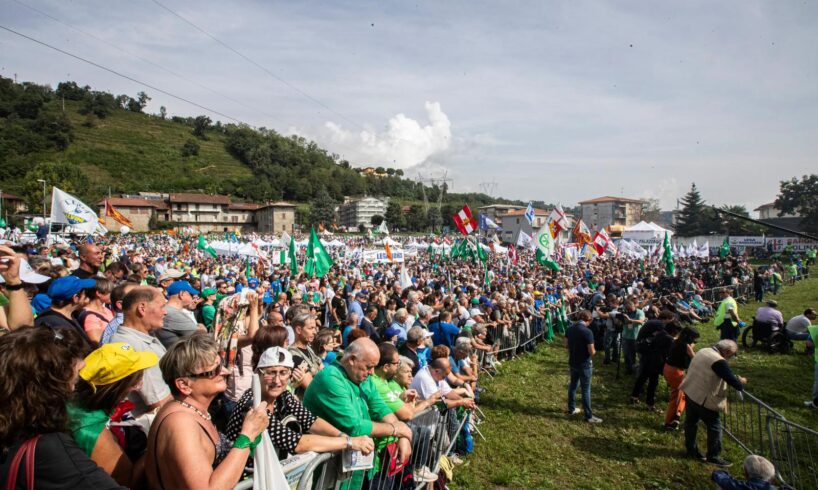 Pontida, il raduno leghista tra nostalgia e nuovi volti: lo slogan “Liberi e forti” e l’omaggio a Charlie Kirk