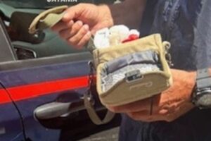 Paternò, 20enne denunciato per spaccio: fermato con marijuana e contanti