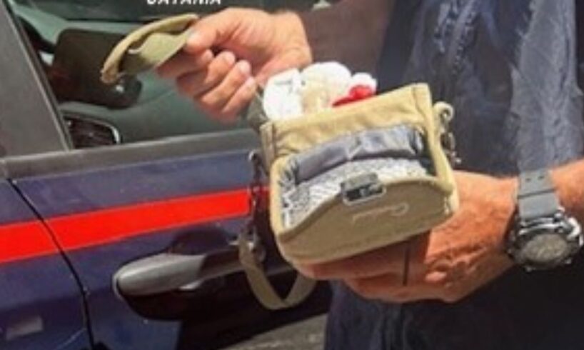 Paternò, 20enne denunciato per spaccio: fermato con marijuana e contanti