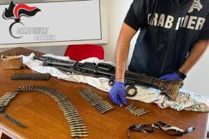 Catania, mitragliatore e munizioni nascosti in un tombino a Librino: sottoposti ad accertamenti