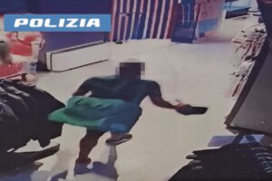 Catania, tenta furto nel punto vendita del Calcio Catania e aggredisce dipendente: 35enne denunciato