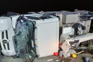 Paternò, autocarro Enel si ribalta sulla provinciale: autista ferito