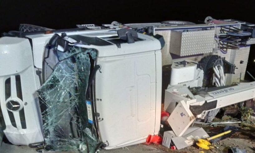 Paternò, autocarro Enel si ribalta sulla provinciale: autista ferito