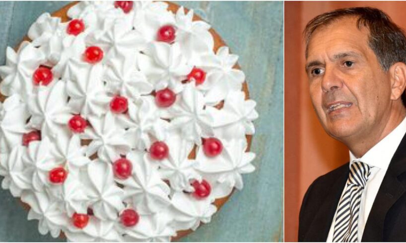 Catania, torta con il volto del sindaco Trantino infilzata con una spada: denunciati gli autori del video-insulto