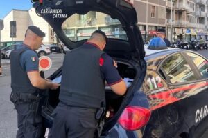 Catania, 25enne ai domiciliari fugge dai coinquilini per rifugiarsi dai Carabinieri