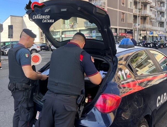 Catania, 25enne ai domiciliari fugge dai coinquilini per rifugiarsi dai Carabinieri