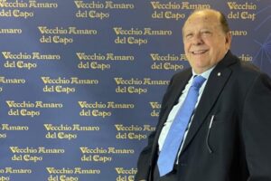 Santa Venerina conferisce la cittadinanza onoraria a Pippo Caffo, padre del Vecchio Amaro del Capo