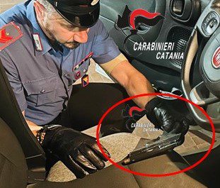 Catania, fuga nel boschetto con pistola modificata: tre giovani arrestati