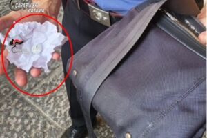 Giarre, scappa a piedi nudi ma lascia il marsupio con 35 g di droga: 20enne denunciato