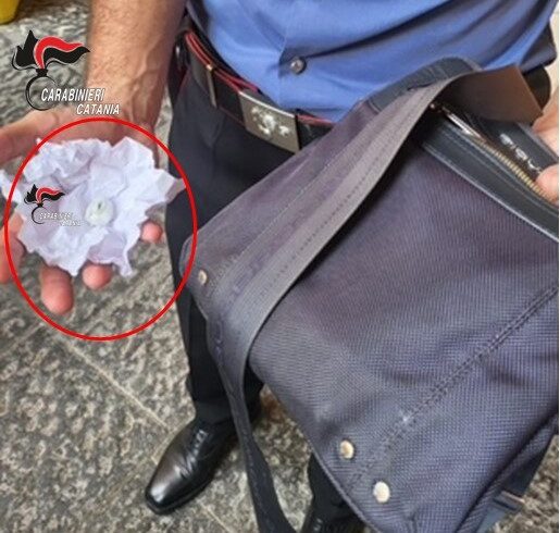 Giarre, scappa a piedi nudi ma lascia il marsupio con 35 g di droga: 20enne denunciato