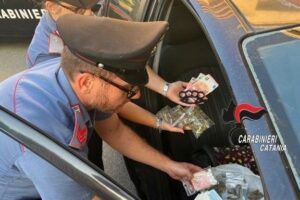 Droga e tirapugni, arrestati ad Aci Castello uno spacciatore 22enne di Adrano e un 25enne di Bronte