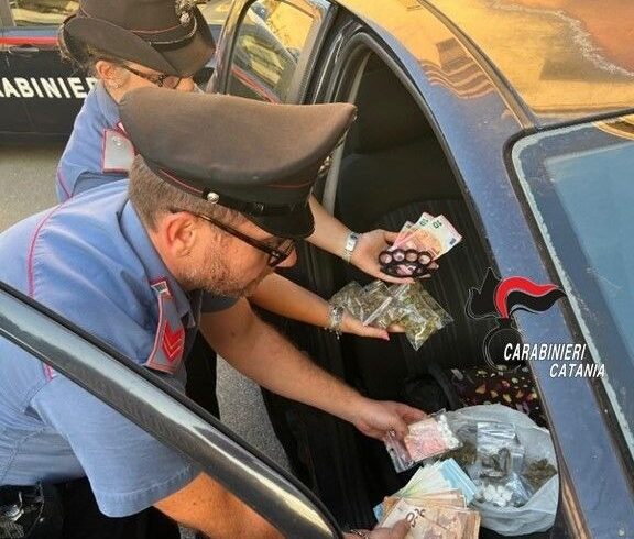 Droga e tirapugni, arrestati ad Aci Castello uno spacciatore 22enne di Adrano e un 25enne di Bronte