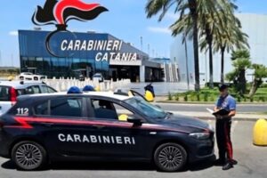 Belpasso, tentano di rubare uno scooter in un parco commerciale: denunciati due minorenni