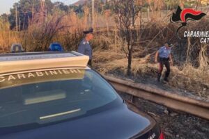 Giarre, denunciato 33enne di Mascali per rogo di rifiuti: bruciava tubazioni in un campo