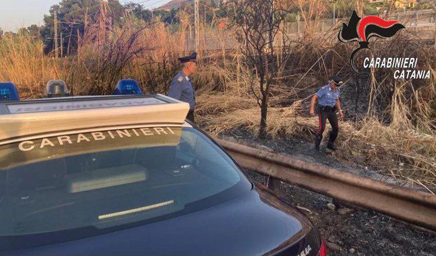 Giarre, denunciato 33enne di Mascali per rogo di rifiuti: bruciava tubazioni in un campo