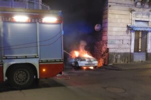 Paura nella notte a Paternò: due auto in fiamme vicino a piazza Regina Margherita